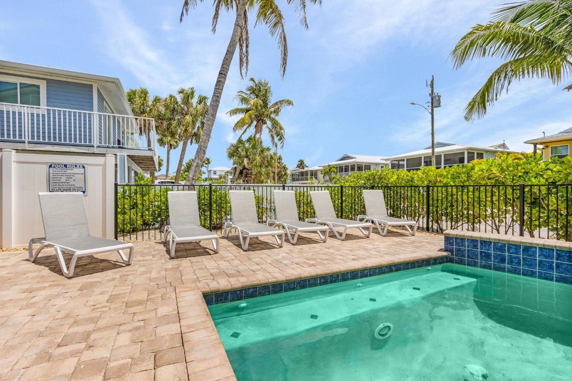 פורט מיירס ביץ' Shells N Sunshine! Getaway Destination Just Minutes From The White Sandy Beaches Of Fort Myers! Home מראה חיצוני תמונה